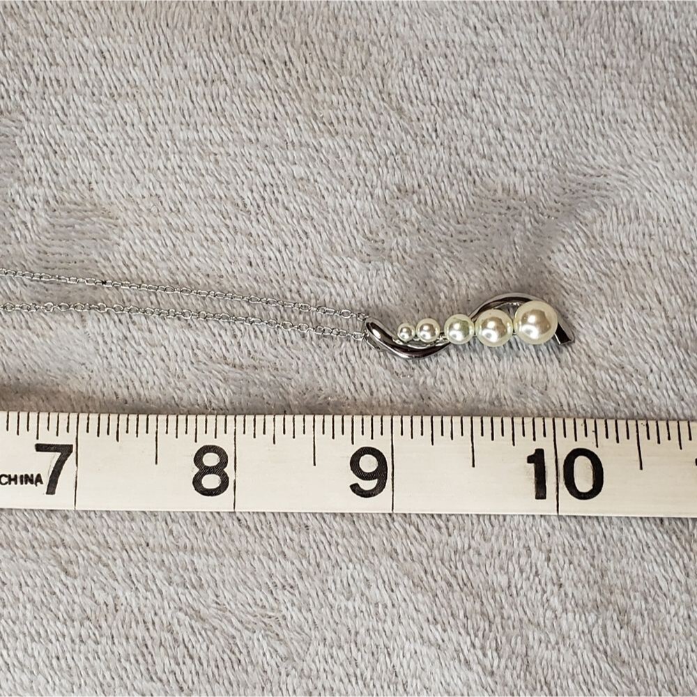Silver and white pearl Necklace, S shaped - Picture 4 of 6